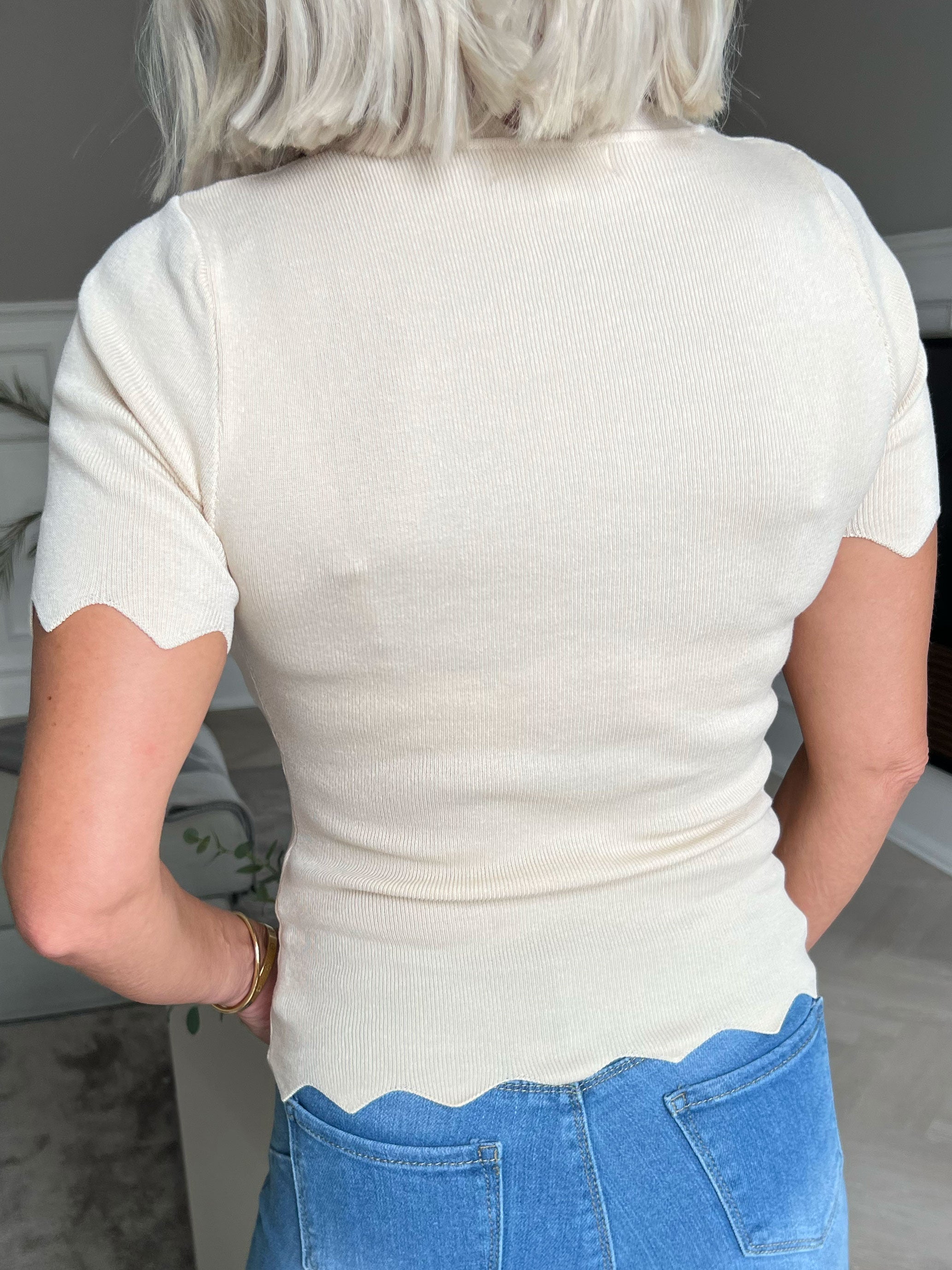 Elvira - Åtsittande elastisk blus i viskos med kantad skärning